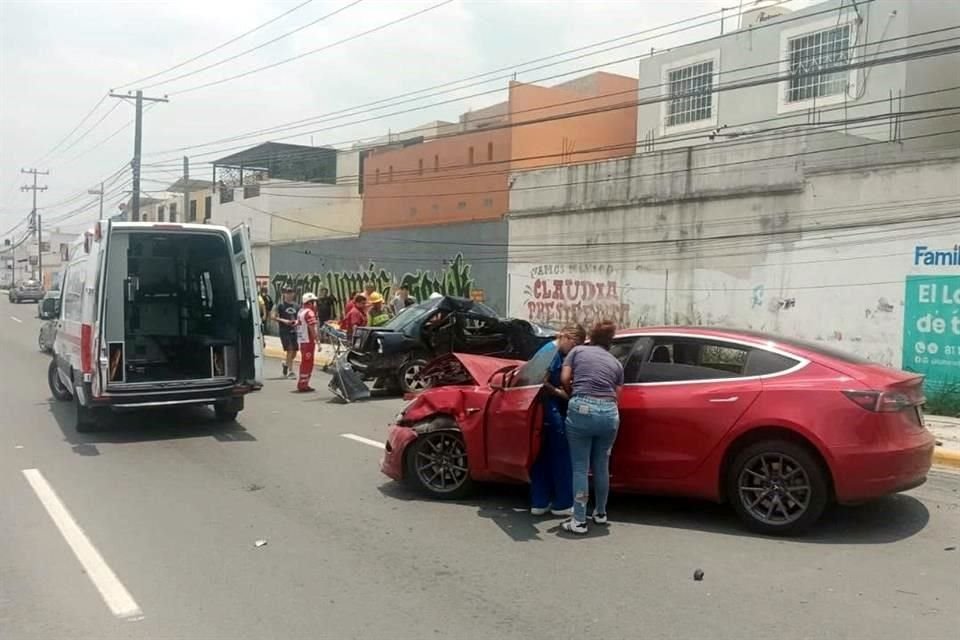 Su acompañante, identificado como Adrián Hernández, de 48 años, tuvo que ser rescatado de entre los restos del Jetta.