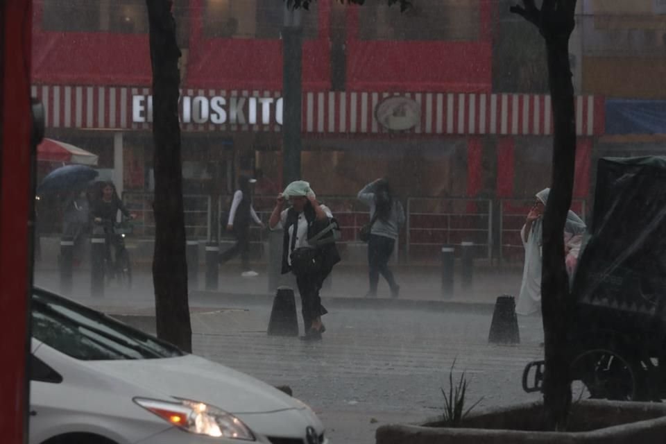 Se espera actividad eléctrica, granizo y fuertes vientos de unos 50 kilómetros por hora.