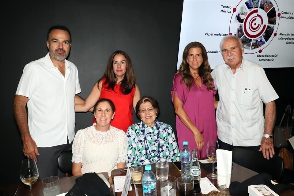Luis Farías, Sofía Acosta, Claudia Farías de Herrera, Reynaldo Farías, Lucía Farías y Morena de la Garza