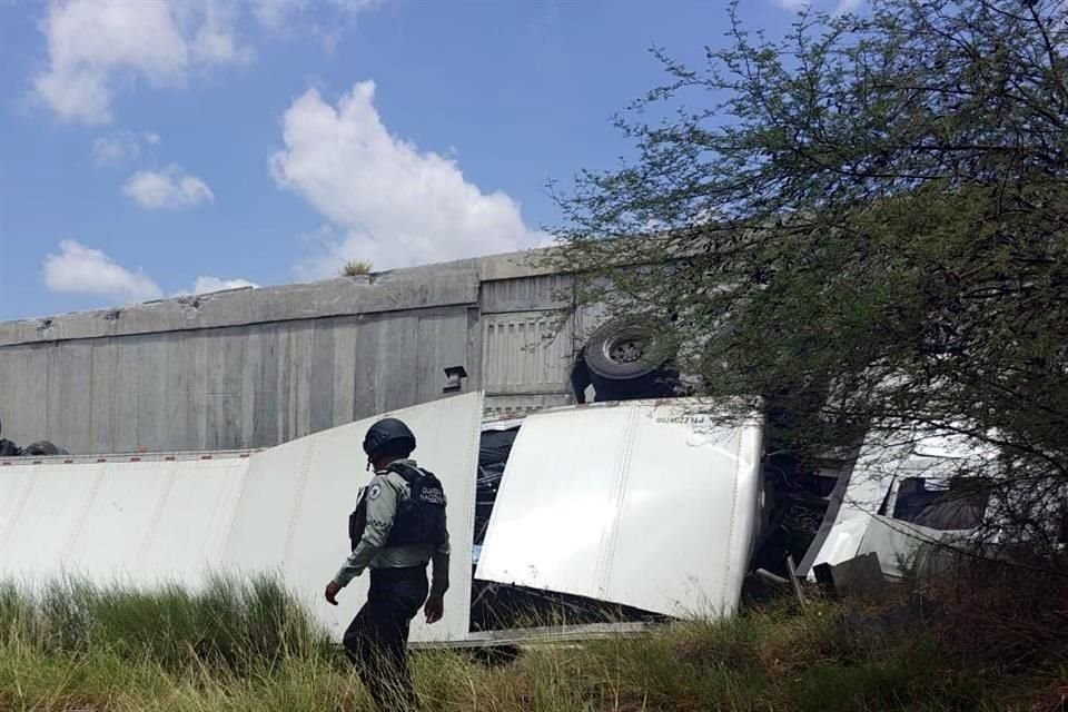 Aparentemente, el vehículo de carga cayó de un puente y terminó con las llantas hacía arriba.