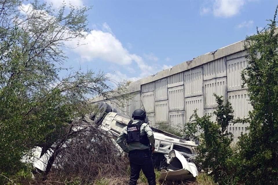 Elementos de Protección Civil y de la Guardia Nacional se movilizaron al kilómetro 156.8, confirmando el hallazgo.