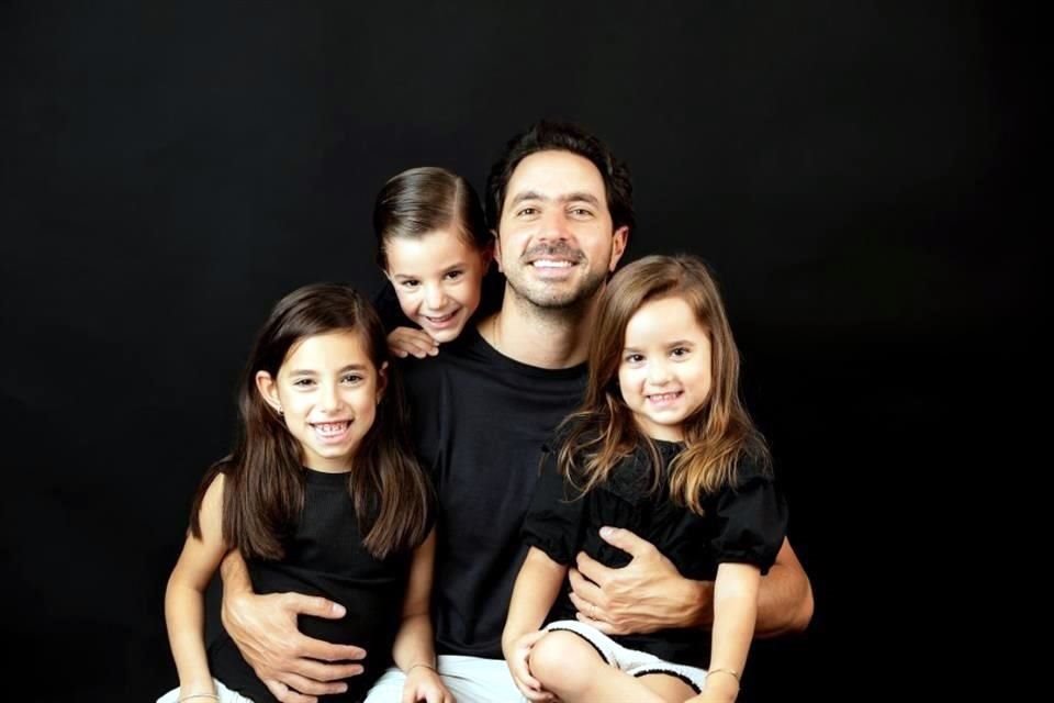 Pedro Califa con Jimena, Federico y Carola Califa Guerra