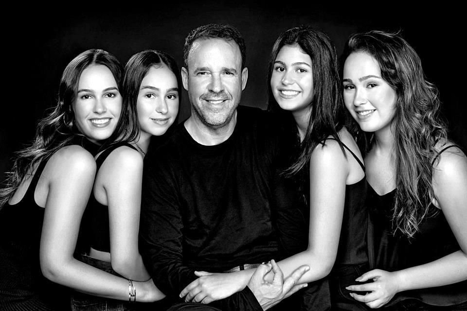 Francisco Montemayor con sus hijas Eugenia, Valentina, Galia y Alana Montemayor González