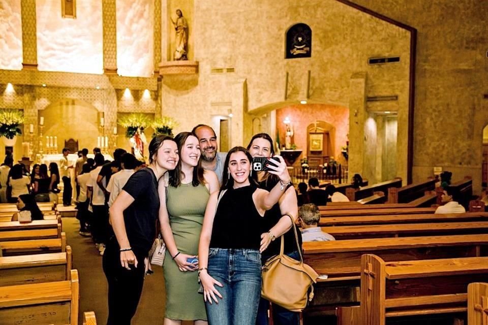 Pamela Willock, Valeria Pro, Alejandro Pro, Marlene Benavides de Pro y Marlene Pro