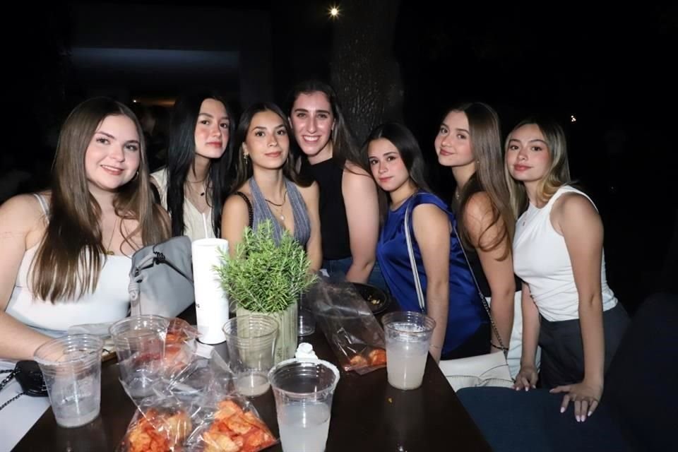 Michelle Velázquez, Pau Hinojosa, Ivanna Mendoza, Marlene Pro, Gaby González, Milly Compean y Andrea