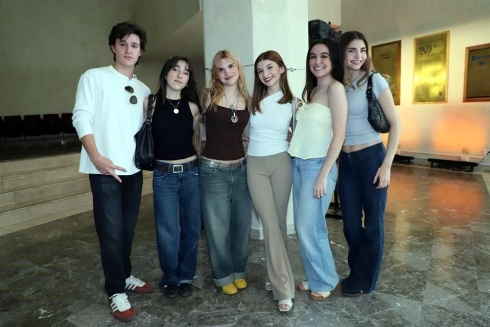 René Morachis, Valeria Tamez, Sofía Furber, Mariana Valdez, Michelle Sandoval y Natalia Quiroga