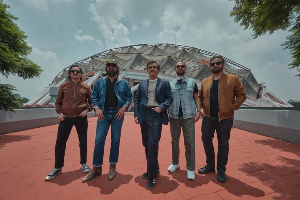 La banda Enjambre está lista para los dos conciertos que darán en el Palacio de los Deportes, en CDMX, donde retomarán su sonido eléctrico.