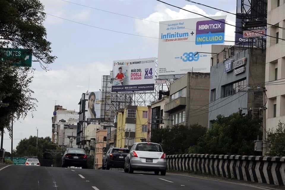 La nueva Ley de Publicidad Exterior reforzaba la prohibición a los anuncios montados en azoteas, pero el dictamen ya no será sometido a votación en la última sesión extraordinaria en Congreso.