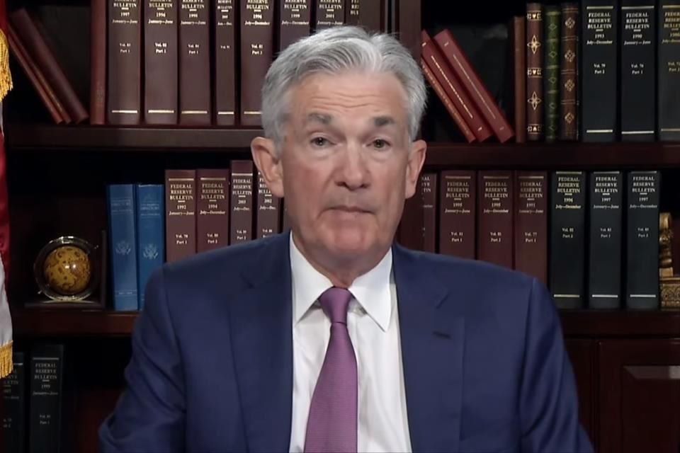 Powell no dio detalles de fechas para reducir las compras masivas de bonos.