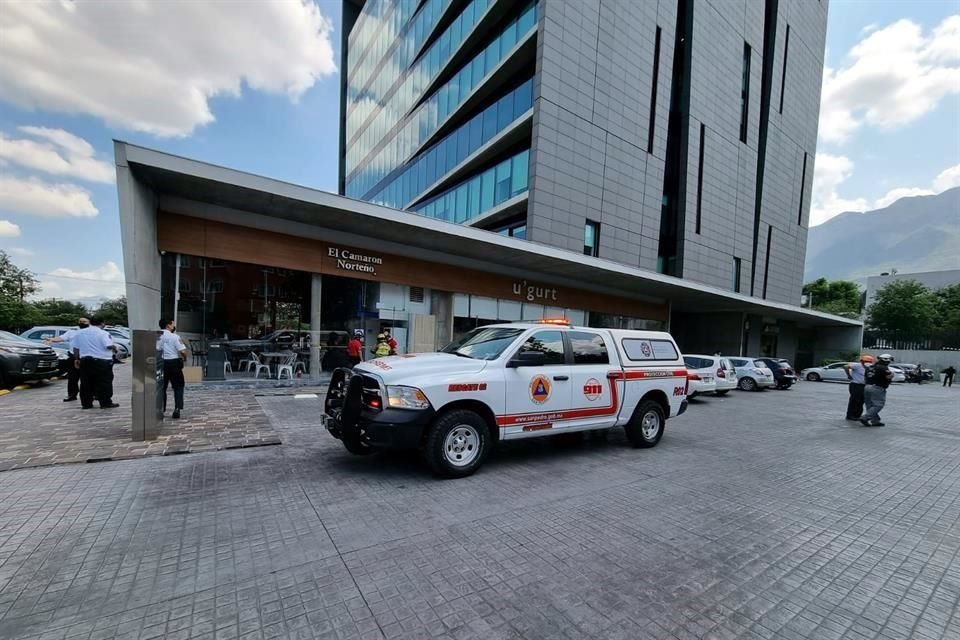 El siniestro fue reportado a las 14:15 horas en el negocio 'El Camarón Norteño', localizado en la parte baja del Condominio San Pedro.