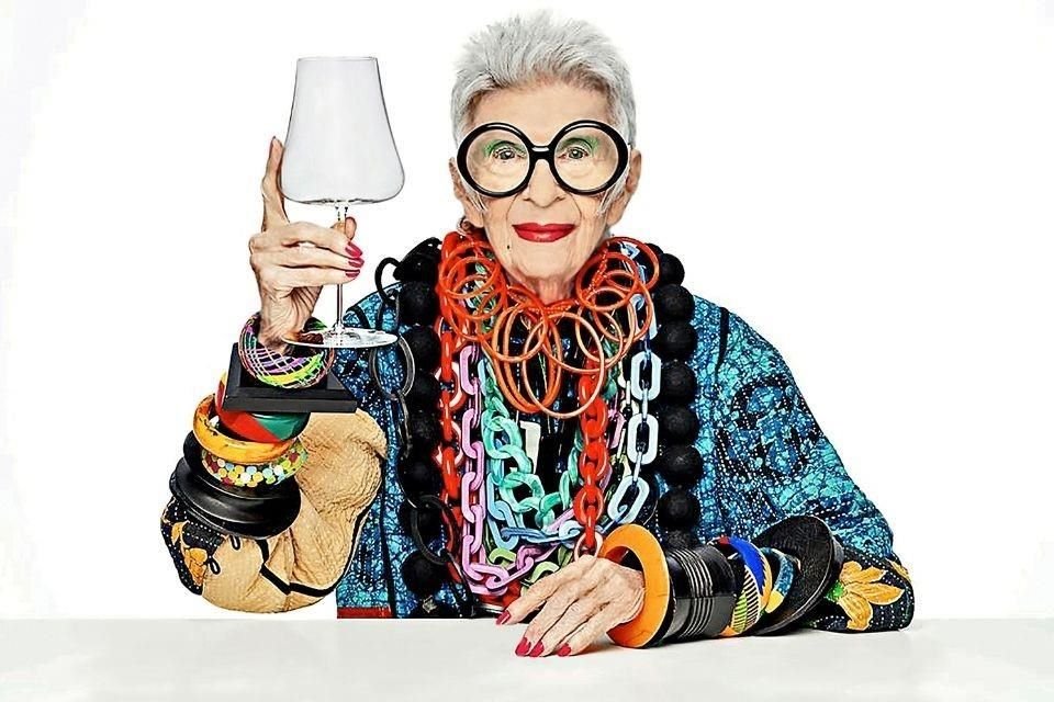 Iris Apfel, decoradora y socialité, está por cumplir 100 años y demuestra que se puede ser un ícono de la moda sin importar la edad.