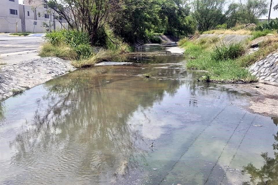 Las aguas negras caen al arroyo que tiene un tramo cerrado y otro a cielo abierto.