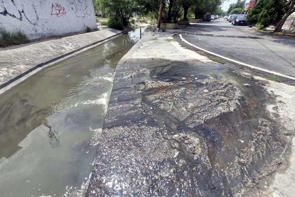 Los vecinos reportaron la fuga a AyD hace una semana, pero hasta ayer no habían reparado el desperfecto.