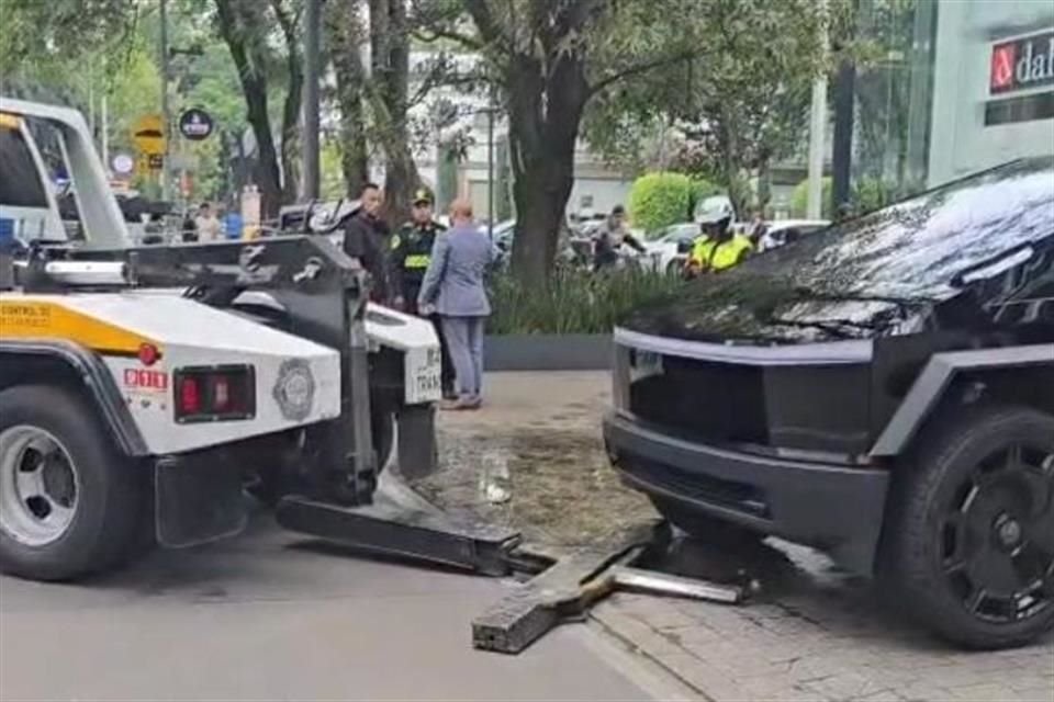 Debido al tamaño del vehículo, las grúas de la SSC no pudo remolcarlo, por lo que el dueño tuvo que manejar hasta el corralón.