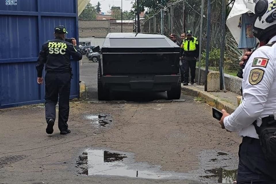 Una Cybertruck estacionada en Masaryk fue llevada al corralón.