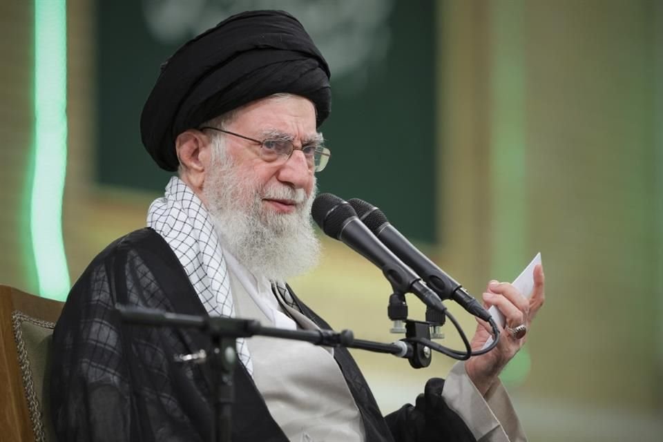 Ali Jamenei habla durante una reunión con maestros en Teherán, Irán, el 17 de mayo de 2025.