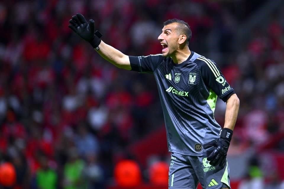 Nahuel Guzmán defenderá al menos un año más el arco de los Tigres.