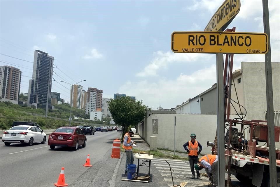 Como parte de los estudios, trabajadores de la empresa Leicsa hicieron una perforación en el cruce de Lázaro Cárdenas y Río Blanco.