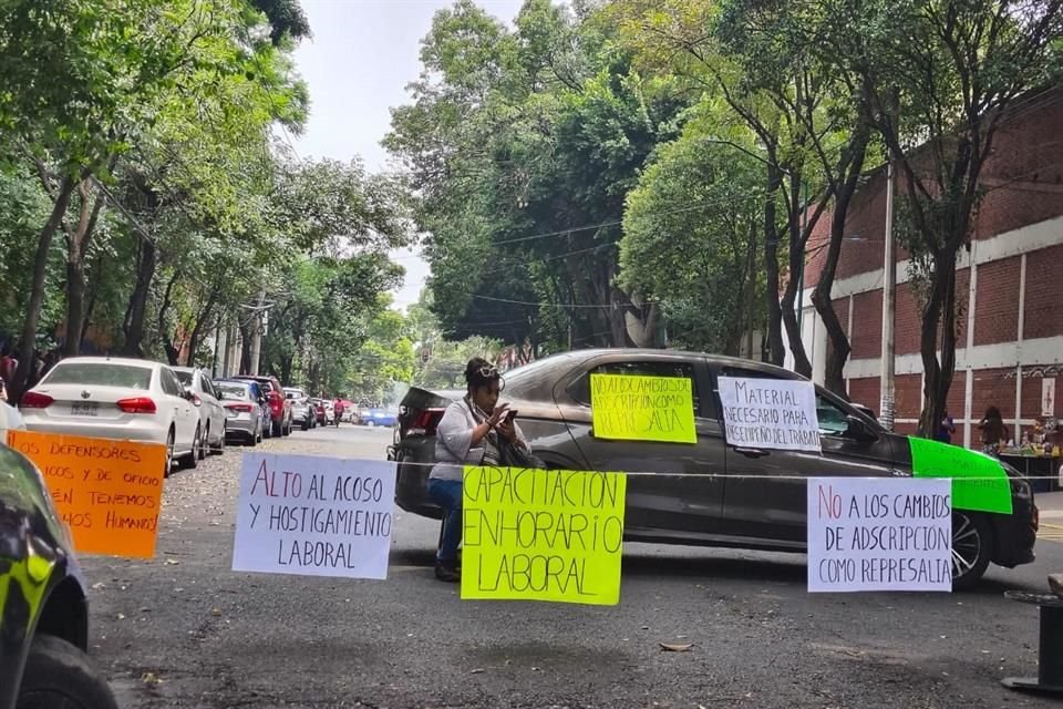 Los trabajadores de la Defensoría exigen salarios justos, sin acoso laboral y respeto a sus derechos.