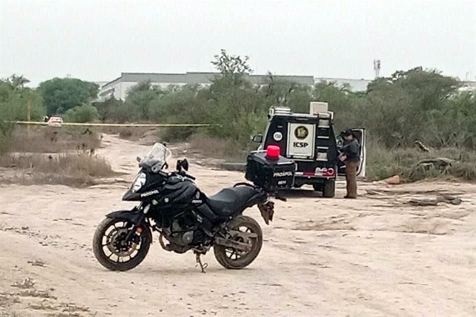 El cuerpo fue hallado en el cruce de las avenidas Gasoducto y Paseo de la Amistad.