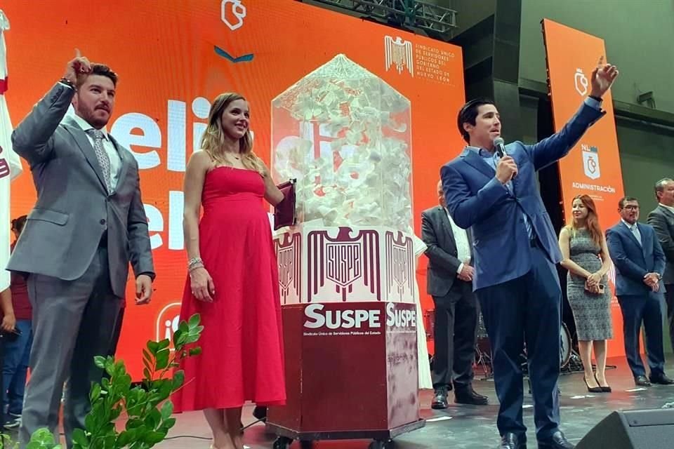 El Gobernador Samuel García y su esposa, Mariana Rodríguez, encabezaron el festejo por adelantado por el Día del Padre para los burócratas.