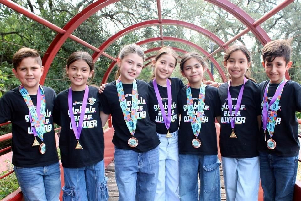 Fernando García, Emma Góngora, Catalina Quintanilla, Ana Laura Rodríguez, María José Berlanga, Barbara Castro y Félix Flores