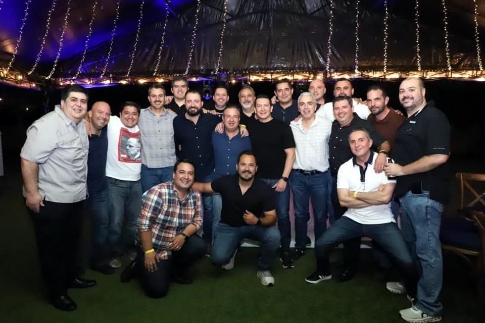 Papás de del Colegio Euro festejando el día del padre