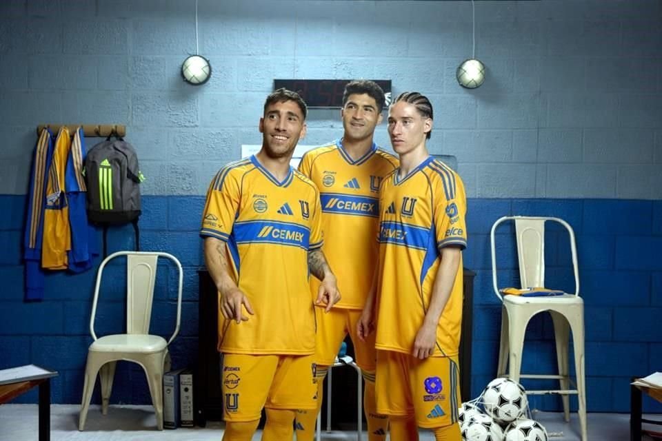 Fernando Gorriarán (izq.), Nicolás Ibáñez y Marcelo Flores posan con la nueva indumentaria que acompañará a Tigres durante los siguientes dos torneos.