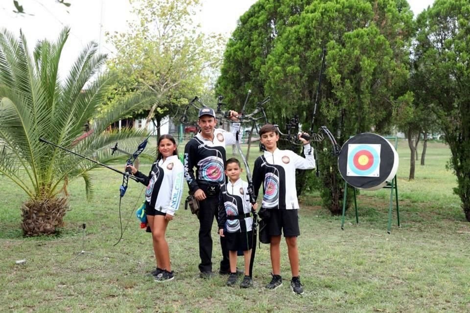Raymundo Flores con Raymundo, Eugenia y Daniel Flores Galindo