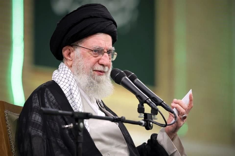 El líder supremo de Irán, el Ayatolá Ali Jamenei, dijo en una declaración que Israel inició una guerra al tiempo que se reportaron ataques.