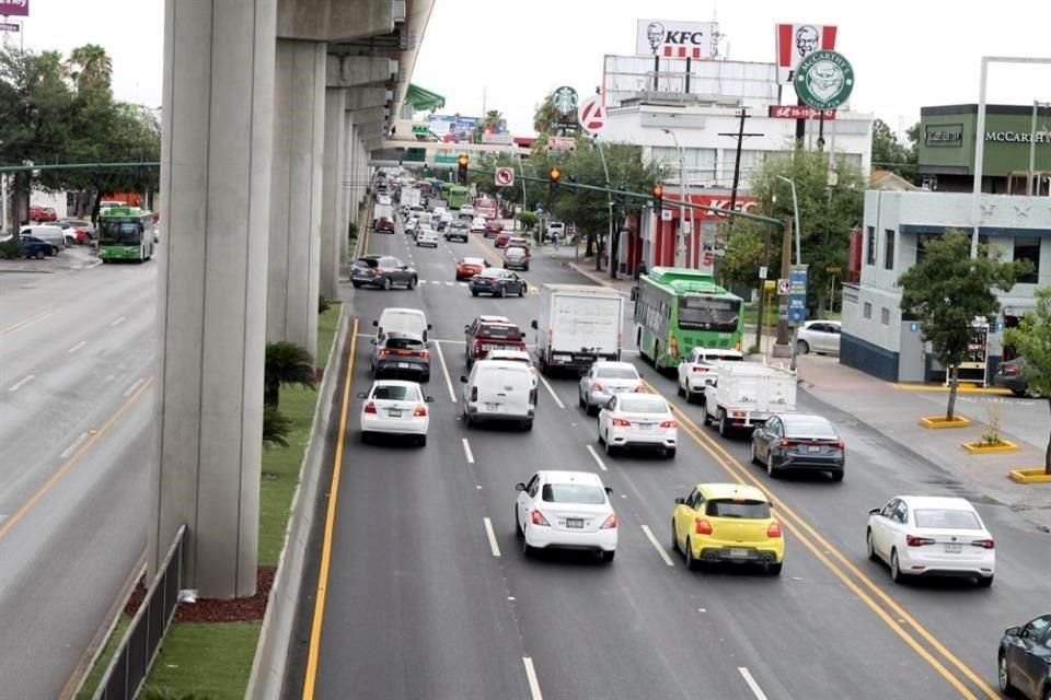 Los semáforos en Universidad hacia el norte no están sincronizados, por lo que provocan largan filas de automóviles desde la altura de la colonia Anáhuac.