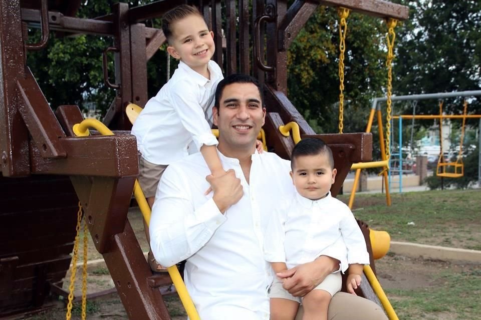 Rodrigo Flores, Ángel Flores y Rogelio Flores