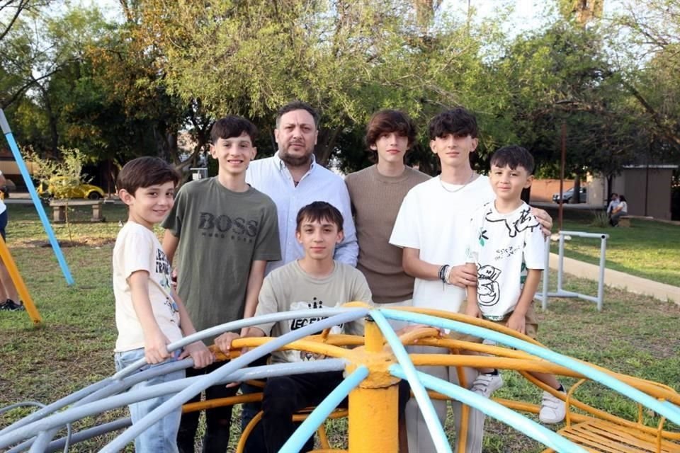 Santiago González Durán, Marcelo González Durán, Juan Antonio González Rodríguez, Leonardo González Durán, Mauricio González Durán, Patricio González Durán y Emilio González Durán