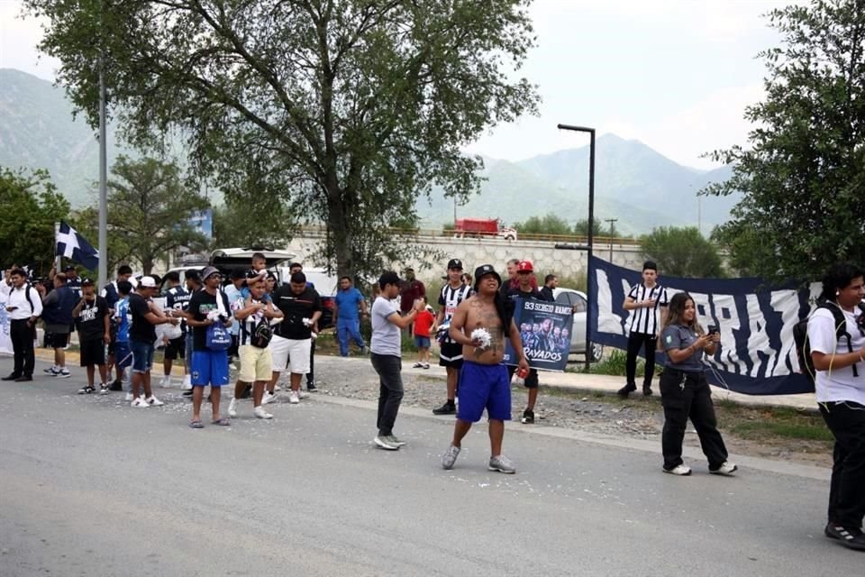 Seguidores de Rayados se reunieron en el camino hacia El Barrial, en Santiago, Nuevo León.