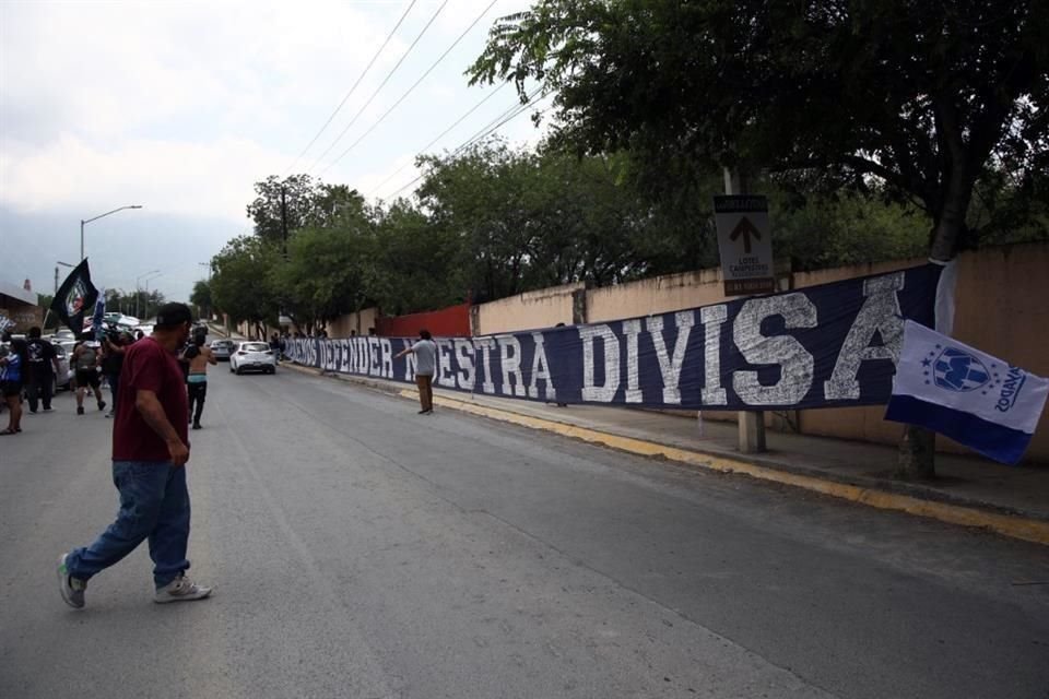 Seguidores de Rayados se reunieron en el camino hacia El Barrial, en Santiago, Nuevo León.