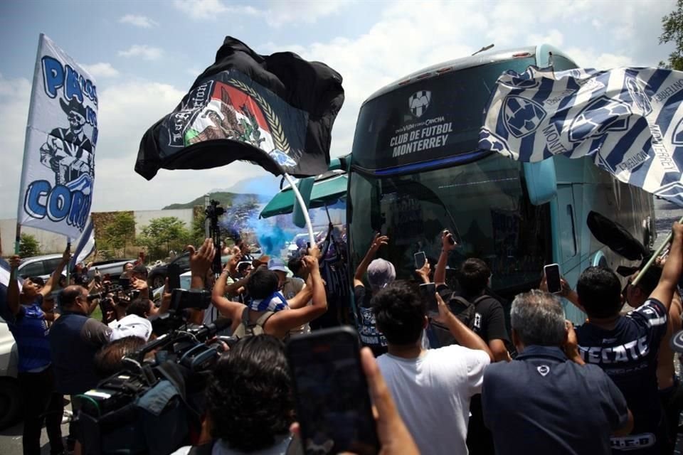 Seguidores de Rayados se reunieron en el camino hacia El Barrial, en Santiago, Nuevo León.