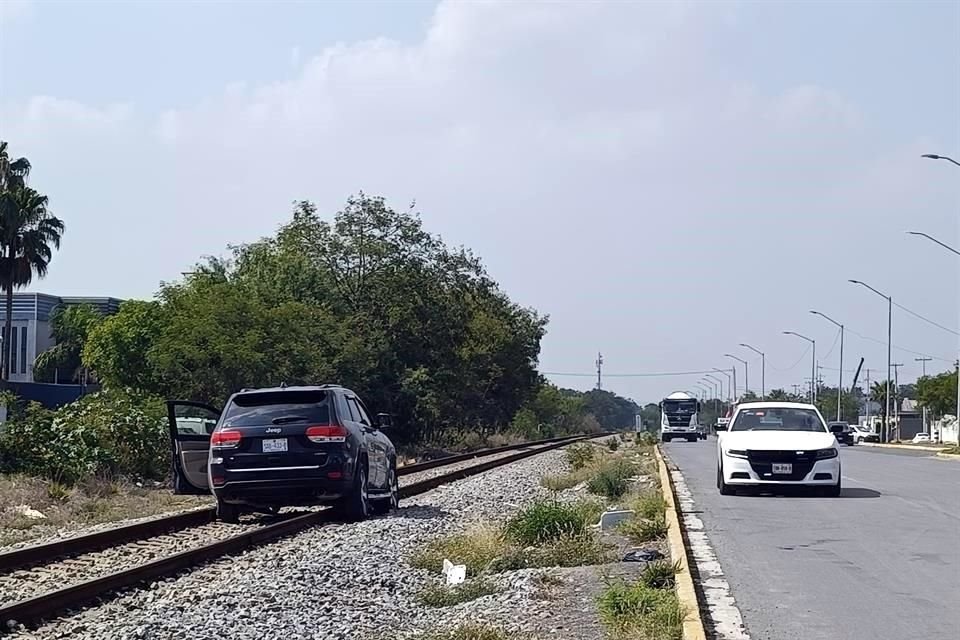 La camioneta de los hombres armados quedó sobre las vías.