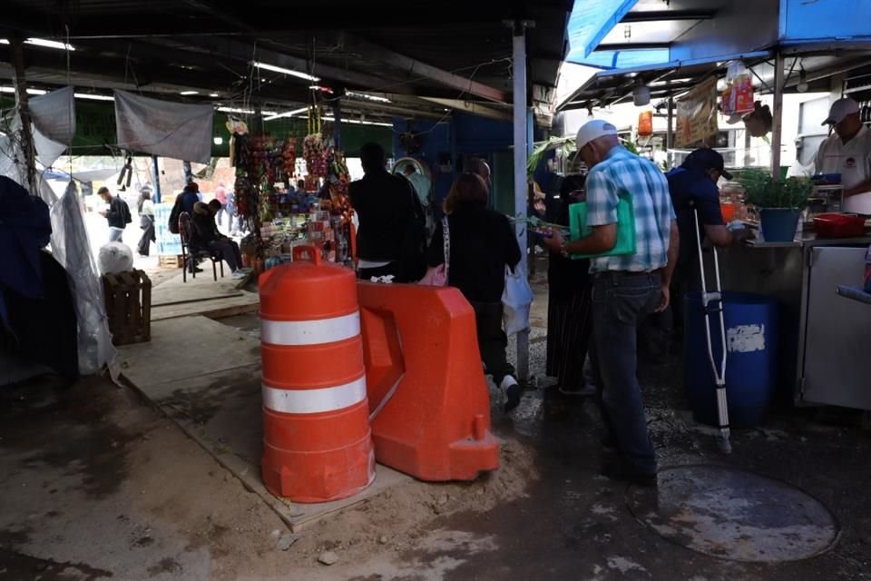En los alrededores del paradero abundan los corredores comerciales. Al caos se suma el deterioro por obras.