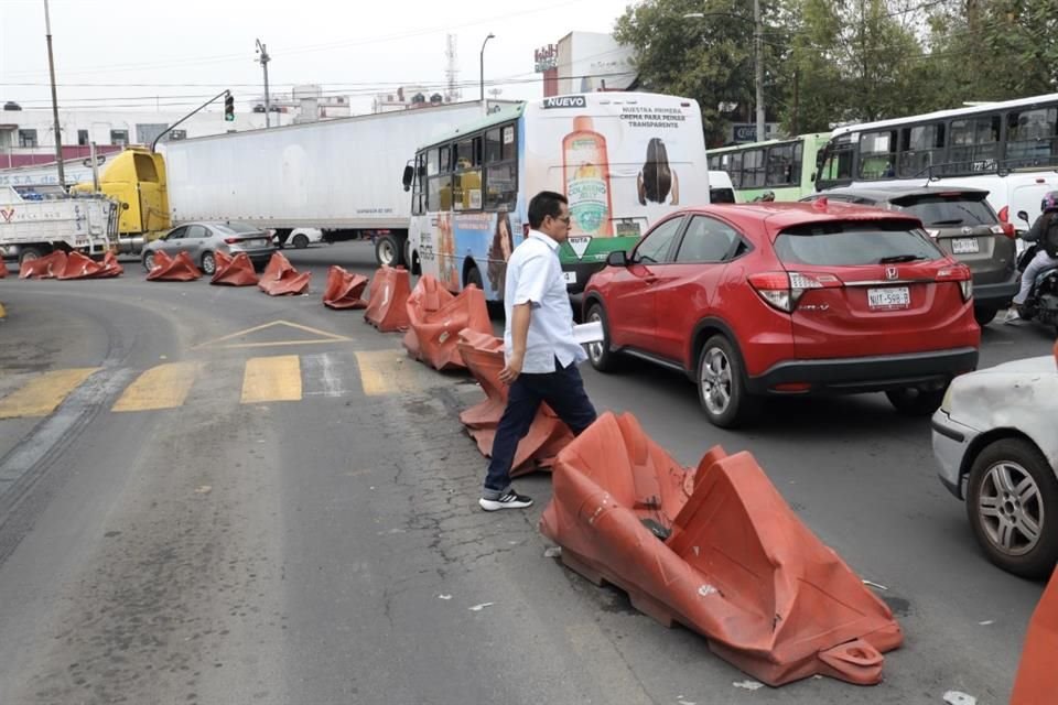 Las obras han acelerado el desgaste de cruces peatonales y espacios públicos, como el Parque Tacubaya, que presentan basura y escombros.