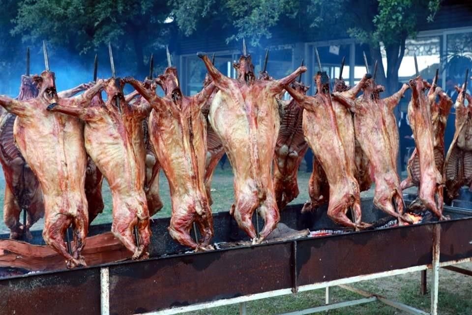 Los asistentes disfrutaron de un cabrito en el evento