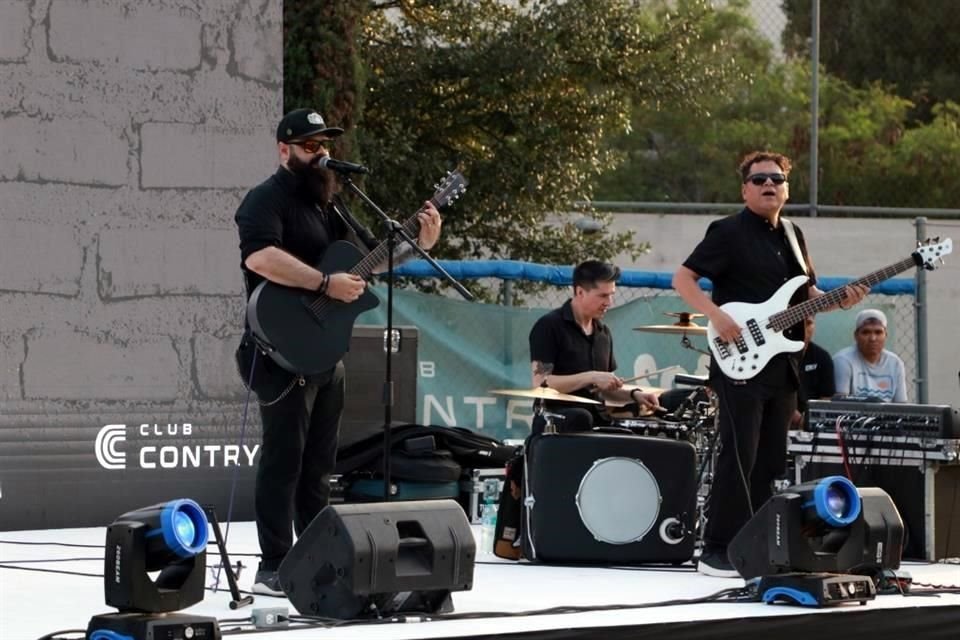 Un trío musical ambientó con su música el festejo