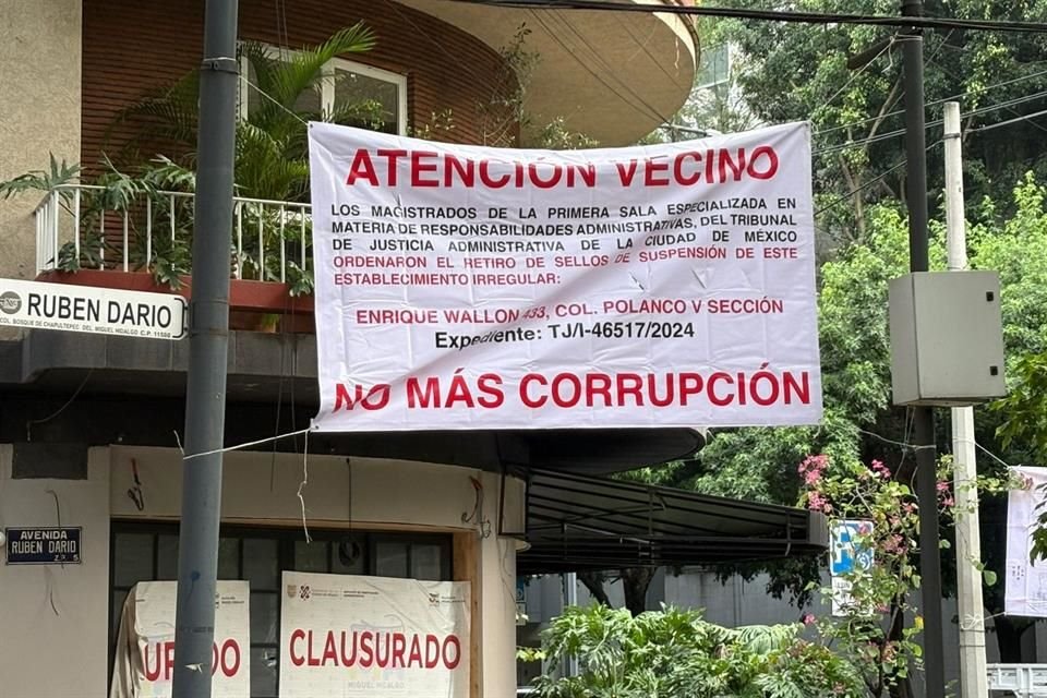 Las lonas cuestionan los fallos emitidos por magistrados en favor de las obras polémicas.
