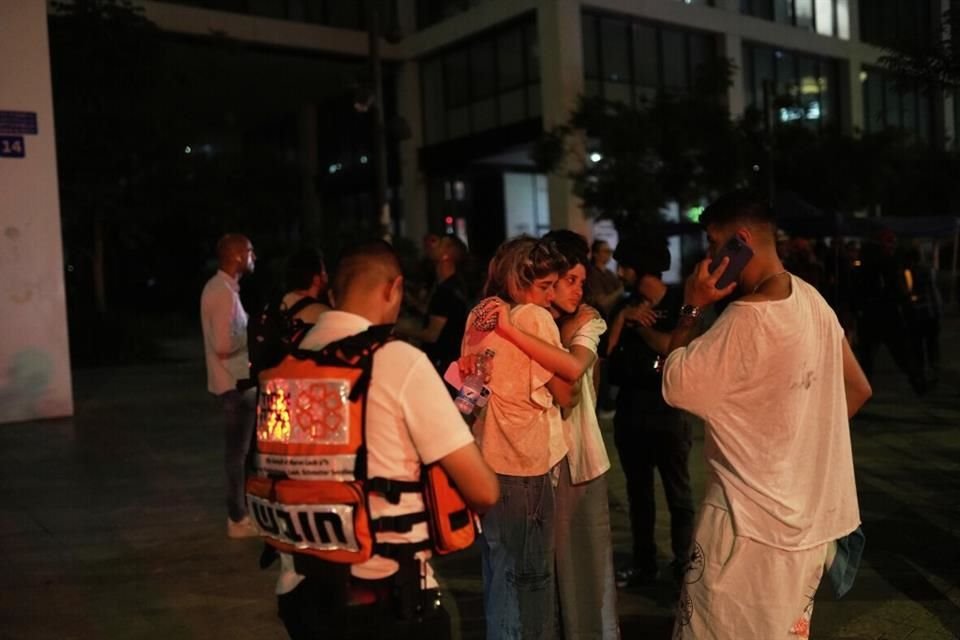 Ante un nuevo lanzamiento de misiles desde Irán, las alarmas se activaron en el norte de Israel, por lo que ciudadanos buscan refugio.