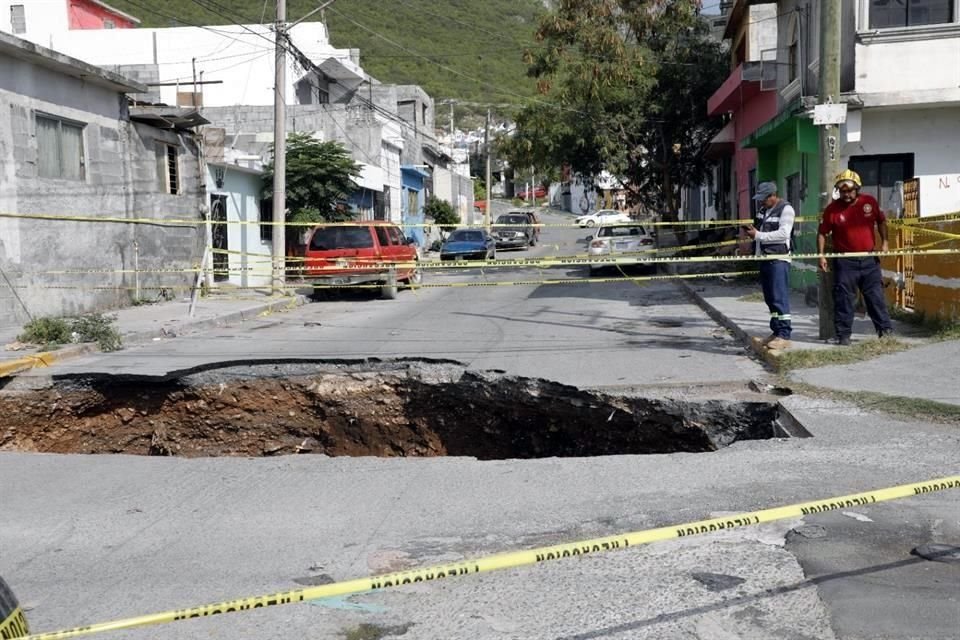 El socavón apareció poco después del mediodía en el cruce de las calles Santiago Roel y San Jacinto, en la Colonia Santa Lucía.