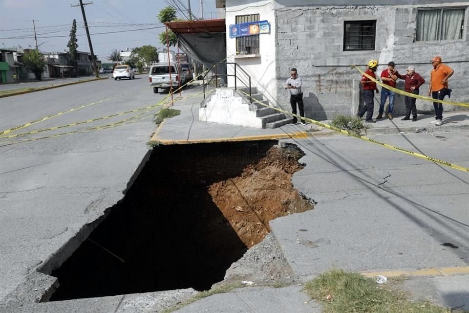 Brigadistas de Protección Civil acudieron al sitio y determinaron que el socavón tiene 5 metros de profundidad y un diámetro de ocho metros.