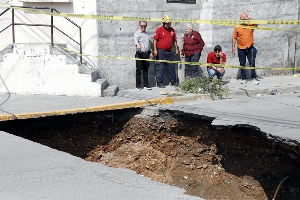 Como medida preventiva y para proteger la integridad de automovilistas y peatones, los rescatistas acordonaron la zona.
