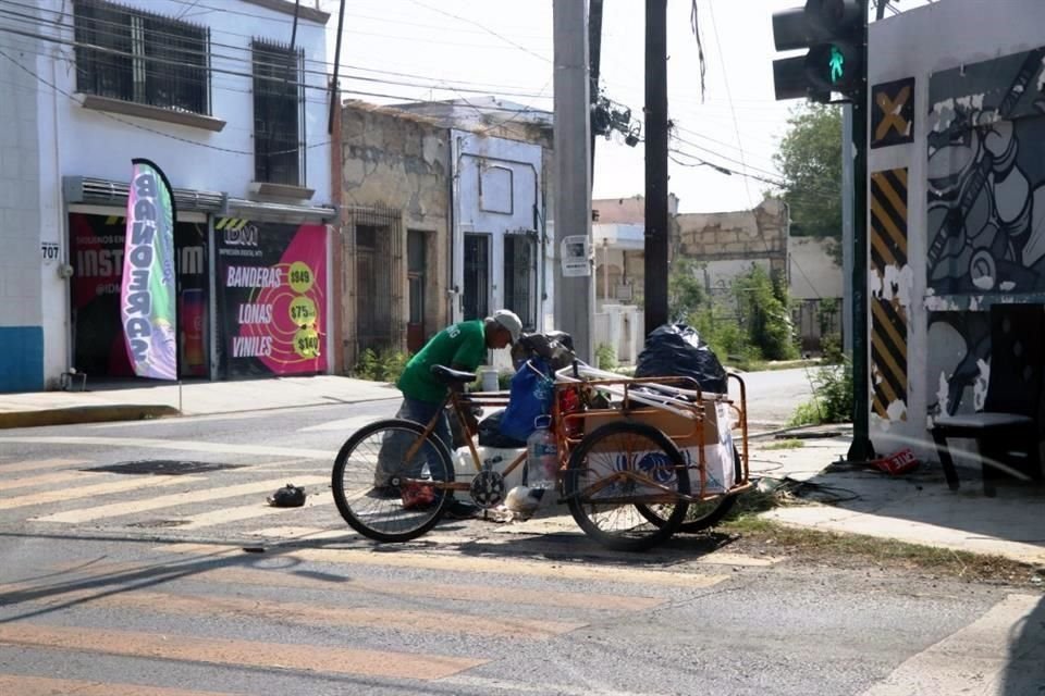 Los pepenadores buscan botellas de plástico, cartón o fierro.