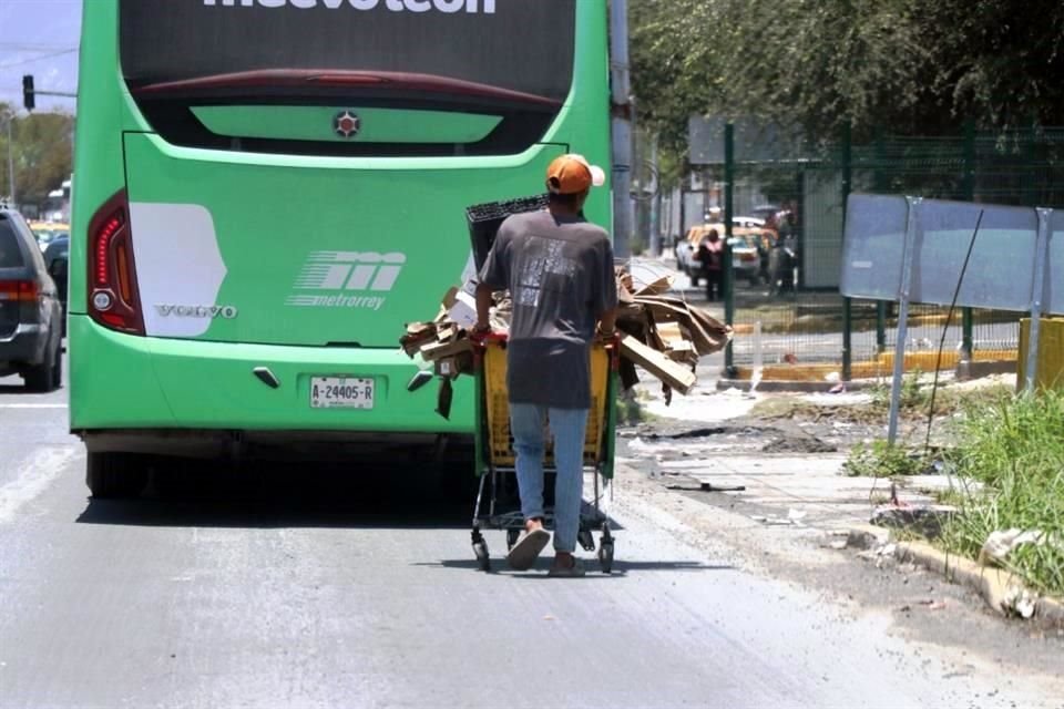 Fuentes del Municipio regio explicaron que los pepenadores utilizan carritos de supermercado para trasladar la basura.