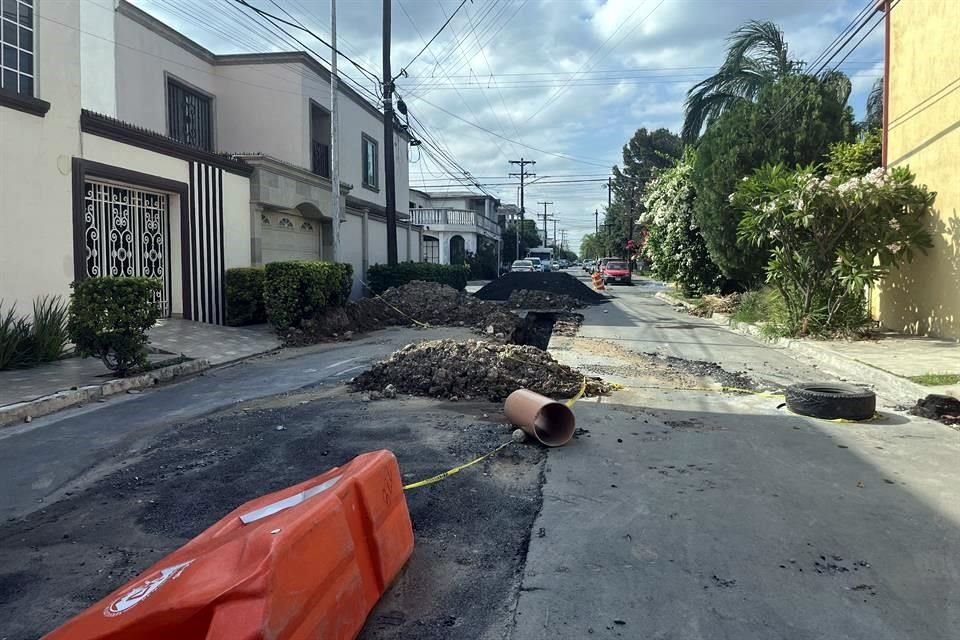 Pese a que el municipio de San Nicolás recarpeteó la Avenida De los Pinos, en la Colonia Hacienda Los Morales, AyD la volvió a abrir por una supuesta fuga.