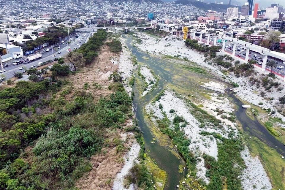 A casi un año del paso de 'Alberto', el cauce del Río Santa Catarina retomó su apariencia verde.